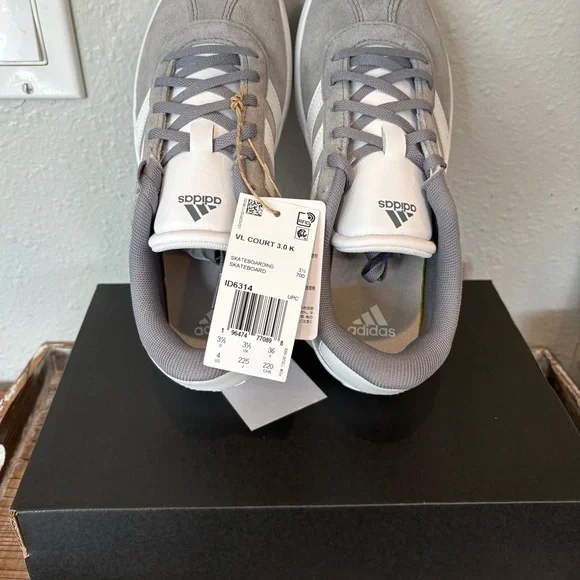 Adidas VL Court 3.0 K Sneakers, Unisex Big Kids Size 4, BNWT in box